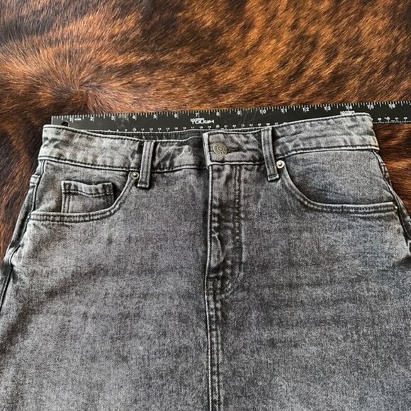 Old Navy Stonewashed Black Mini Skirt! Size 4 , Career, Casual , Office, Classic - Picture 4 of 5